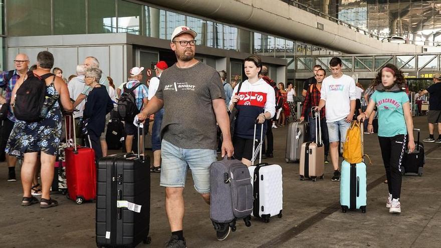 Turistas en el aeropuerto de Málaga.