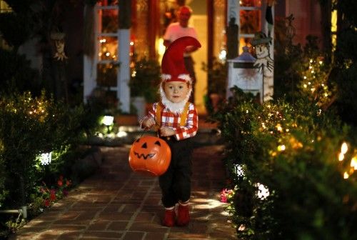 Un niño recoge caramelos en Santa Monica (California)