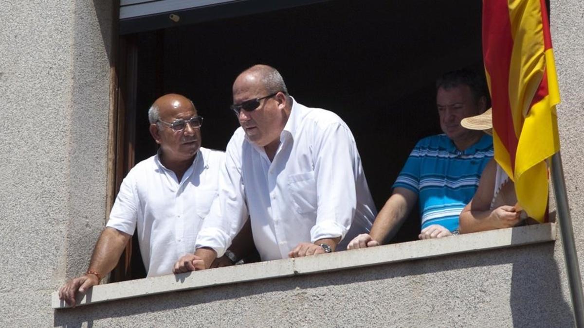 Josep Maria Puigibet (en el centro), durante una diada castellera en La Bisbal del Penedès, en el 2011.