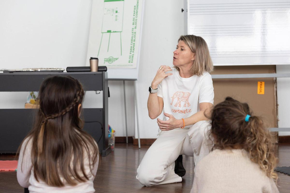 Varias alumnas atienden las explicaciones de Aniko Pusztai