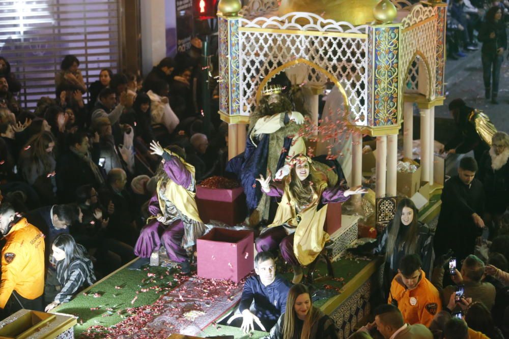 La cabalgata de los Reyes Magos en Elche ha recorrido el centro de la ciudad con 13 carrozas y más de 600 personas