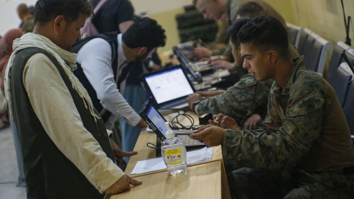 Militares norteamericanos controlan documentación de refugiados afganos en el aeropuerto de Kabul