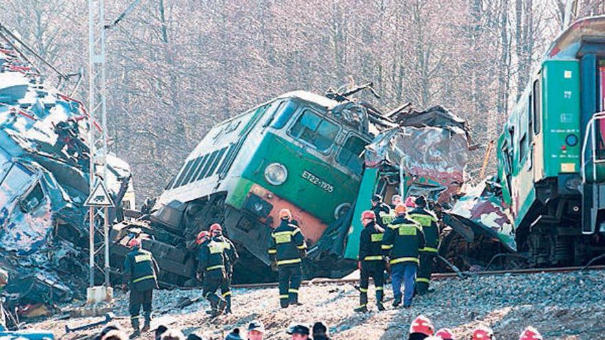 Al menos 16 muertos y decenas de heridos en el mayor accidente ferroviario de Polonia