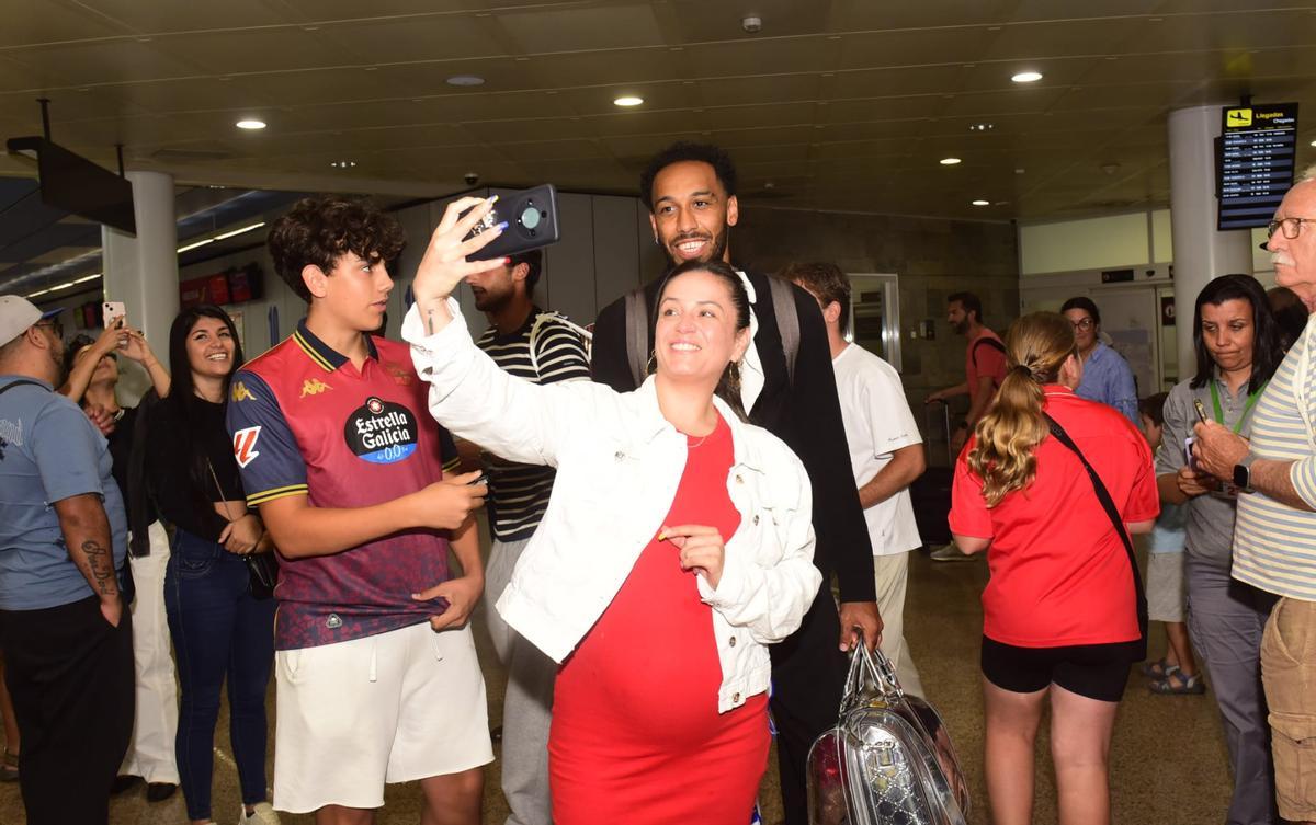 Aubameyang ya está en A Coruña tras firmar por el Deportivo