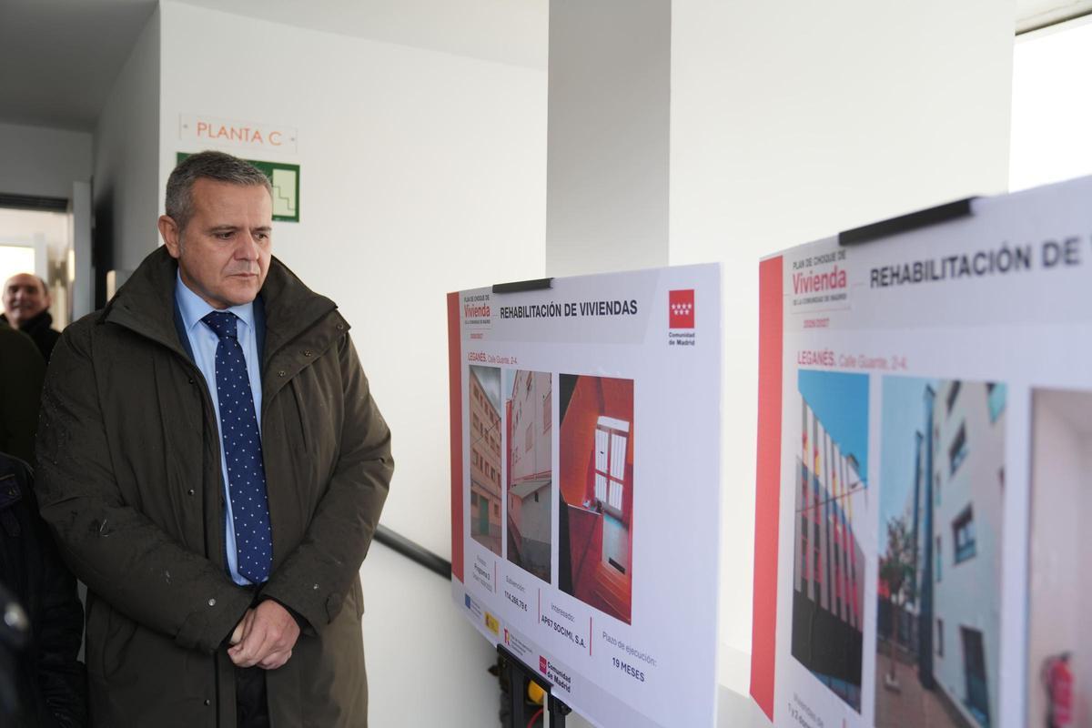 El consejero madrileño de Vivienda, Jorge Rodrigo, visita un bloque rehabilitado con fondos europeos en Leganés.