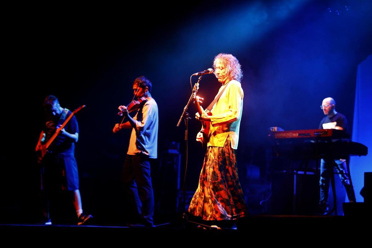 Robe Iniesta en su último concierto en Zaragoza en 2024.