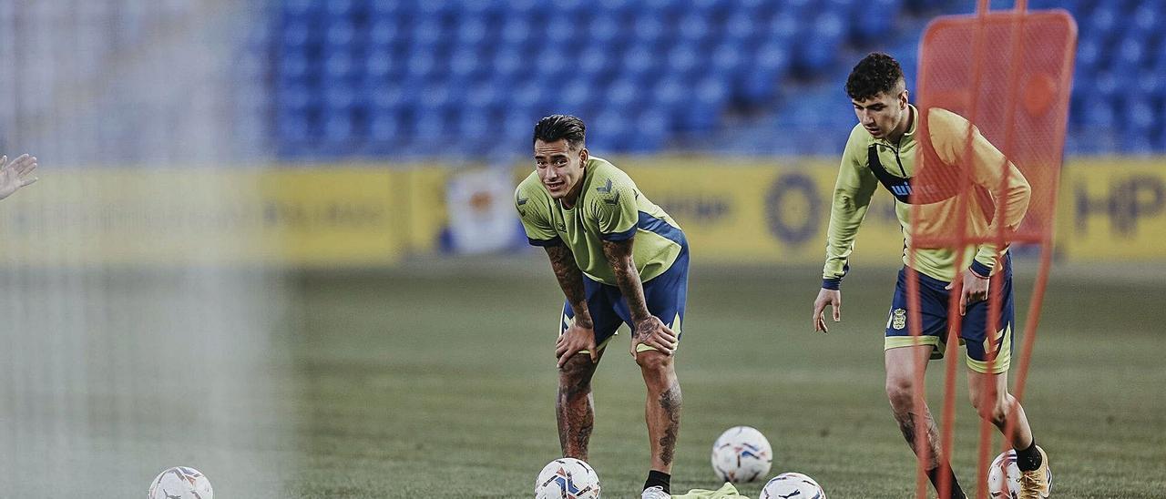 Rafa  Mujica –derecha– y Sergio Araujo ensayan lanzamientos de falta durante el entrenamiento del pasado miércoles en el Estadio de Gran Canaria. | | LP/DLP