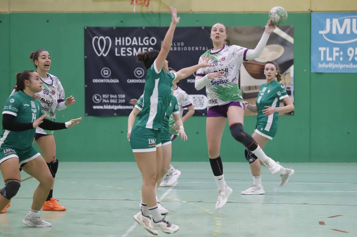 Ángela Ruiz busca un pase.