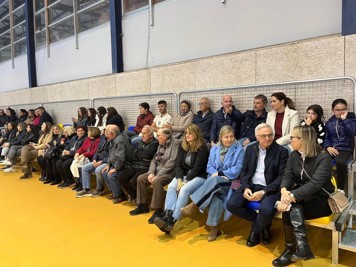 Público presente en la inauguración del renovado pabellón deportivo de El Jimenado.