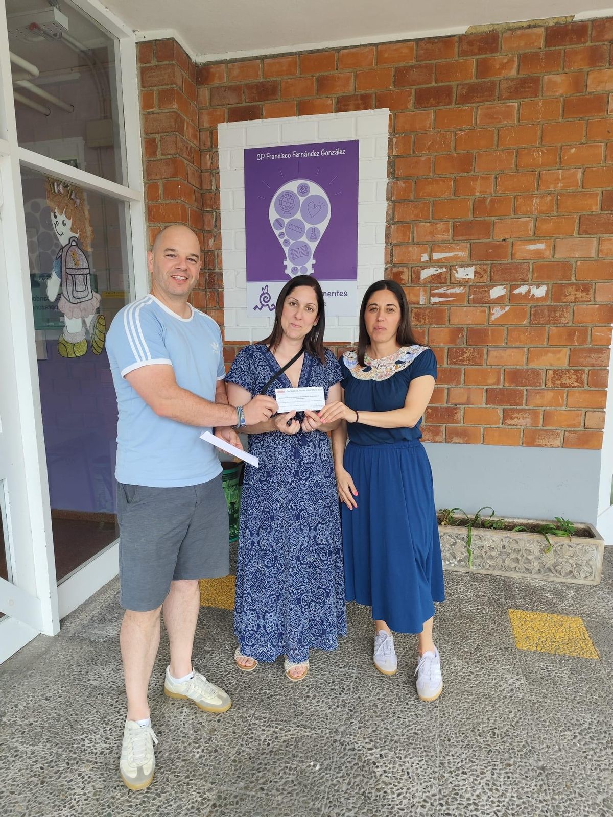 En el centro, la vicealcaldesa y concejala de Hacienda, Patricia Suárez, junto al director y la secretaria del colegio Francisco Fernández de Cancienes, Jesús y Noemí Rodríguez.