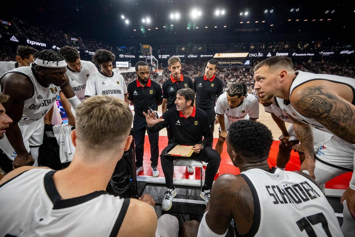 Alberto Miranda atiende en un tiempo de muerto del Alemania-Turquía.