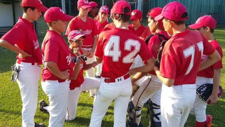 Jugadores de uno de los equipos base de El llano.