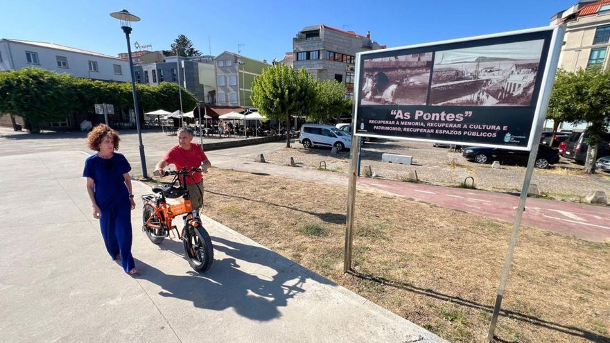 La diputada y portavoz municipal del PP, Loli Hermelo, con el edil Rafael Soliño, ayer en la Praza das Pontes. | |