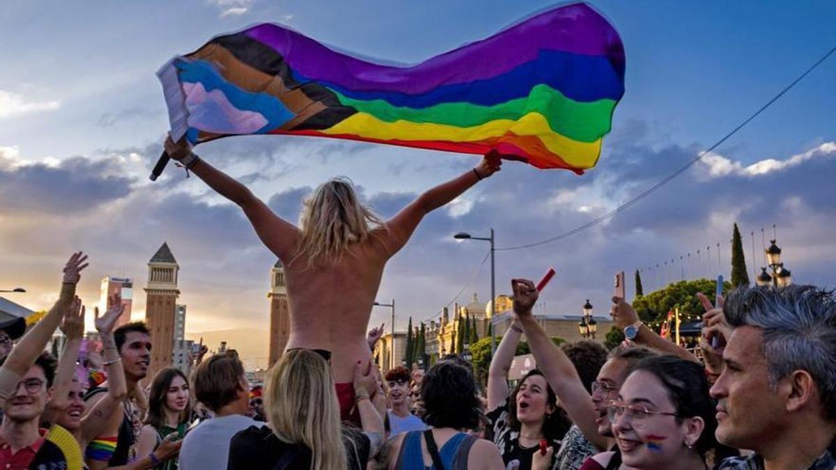 Rocío Saiz, con las bandera LGTBI+ en sus manos, en una imagen colgada en sus redes sociales.