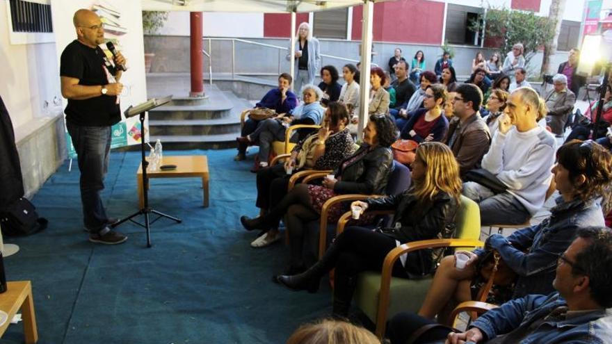 Alexis Ravelo en un encuentro con lectores en la capital majorera.