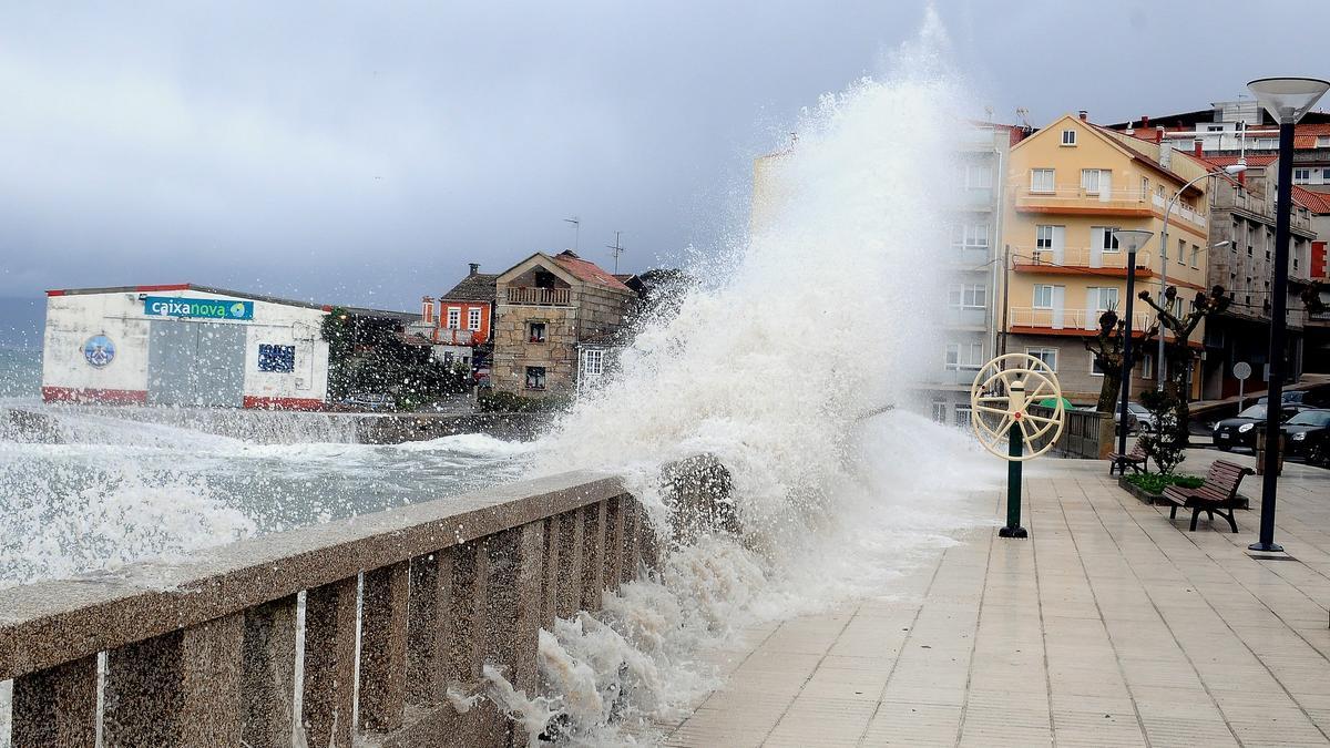 Los temporales provocaron daños en el paseo de Pescadoira tras las obras.