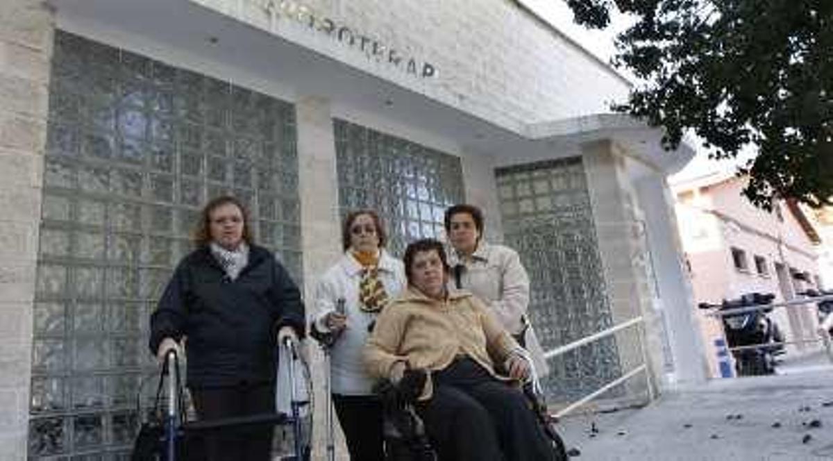 Cuatro usuarias posan ante las instalaciones cerradas desde hace cuatro meses.