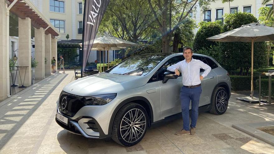 David Gil, junto al nuevo Mercedes-Benz EQE SUV.