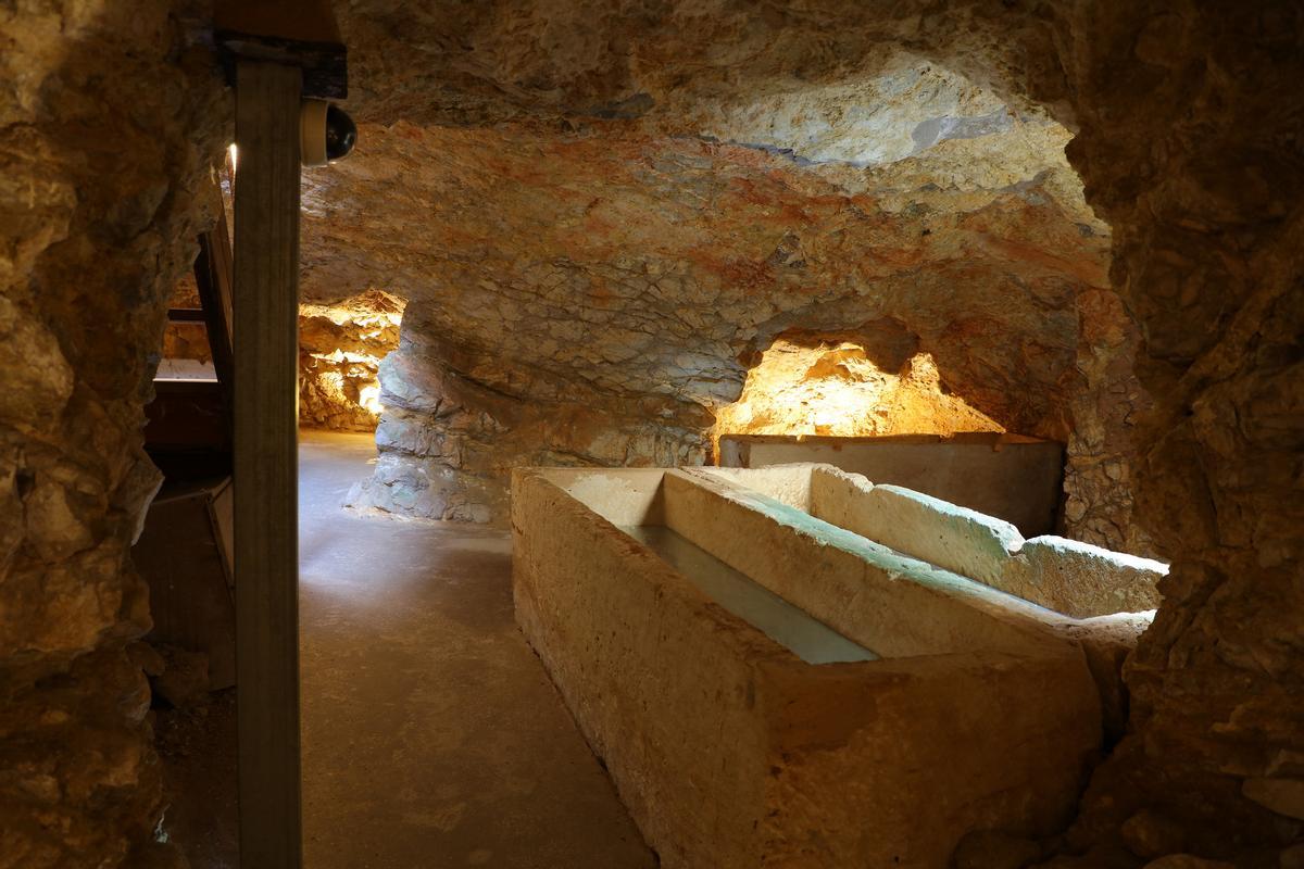 La Necrópolis de Puig des Molins cuenta con más de tres mil tumbas excavadas en la roca.