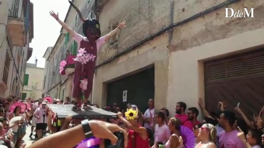 Ein Dorf sieht Rosa: So bunt treibt es der Much in Sineu