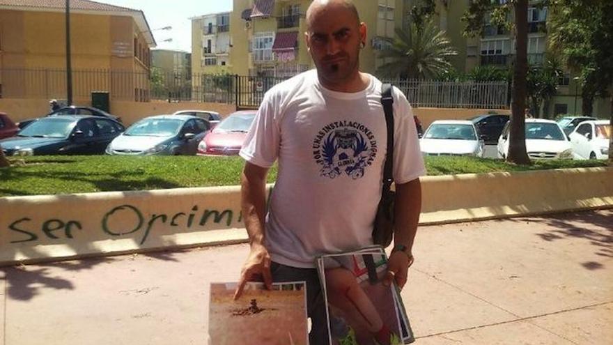 Javier Pérez, padre del niño accidentado, muestra la foto de la herida en el lugar donde ocurrió.