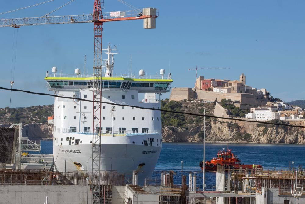 El barco atracó en el puerto Ibiza en torno a las 11.25.