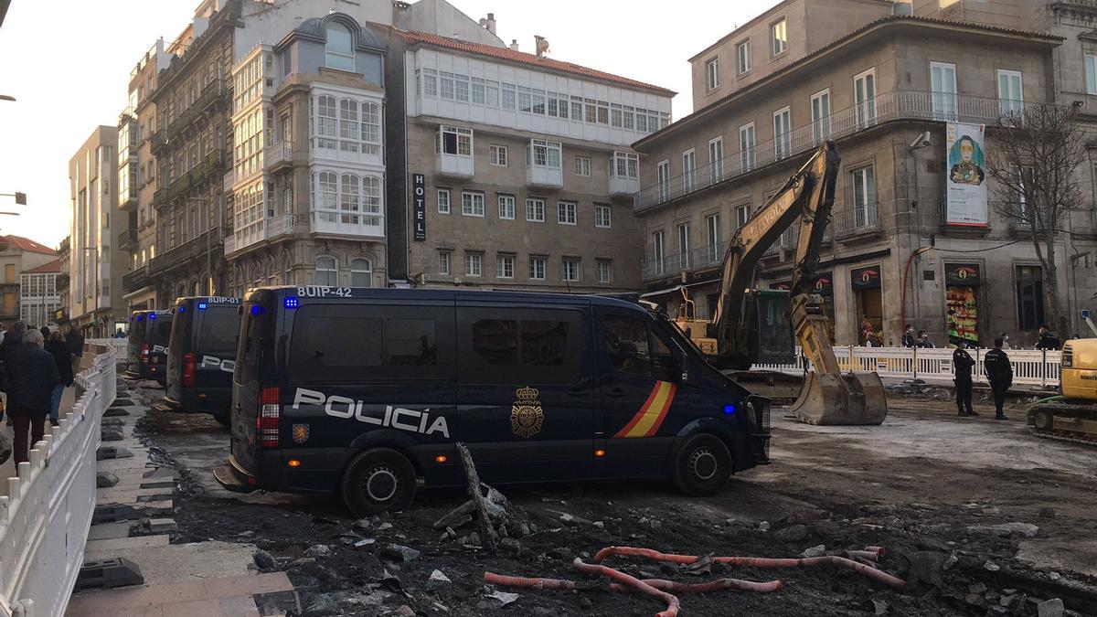 Furgonetas de la Policía Nacional aparcadas en la tarde de este viernes en la Porta do Sol