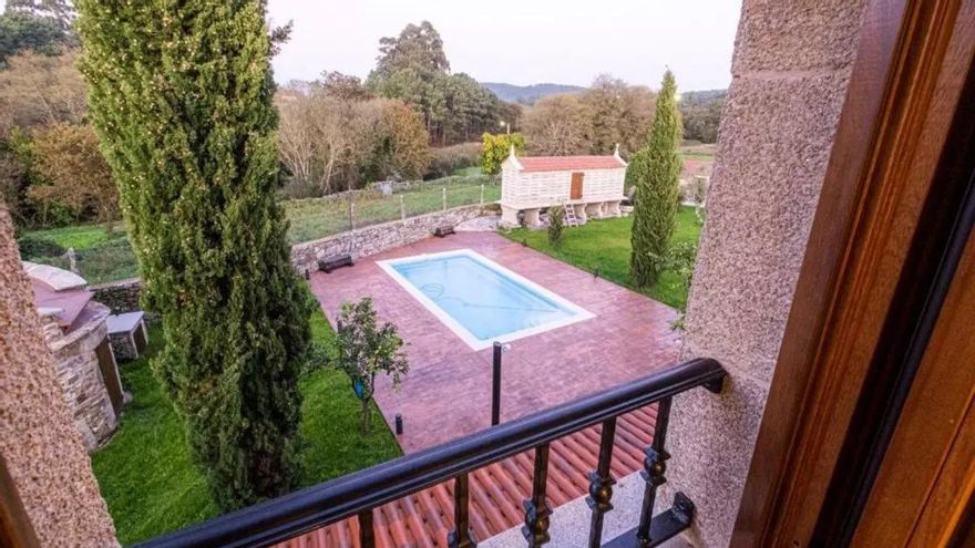 La casa rural a 30 minutos de Santiago que triunfa también entre viajeros: desayuno casero, piscina y rodeada de naturaleza