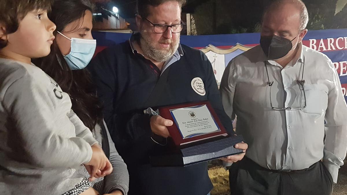 El presidente de la Preña Barcelonista -centro imagen, de azul- con la placa que entregó a los familiares de Toni Bulnes.