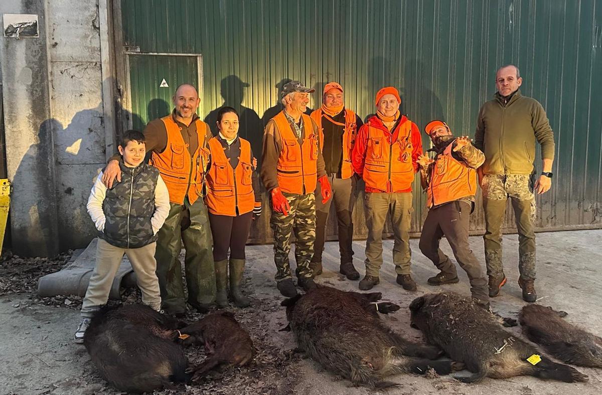 Miembros de la cuadrilla de jabalí de Dozón, con animales abatidos en la última jornada de caza. |