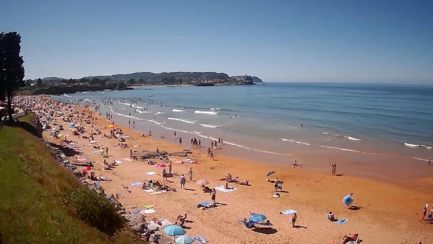 Ambiente esta tarde en la playa de La Espasa.