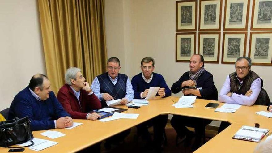 Representantes de las cofradías en el consejo rector de anoche.