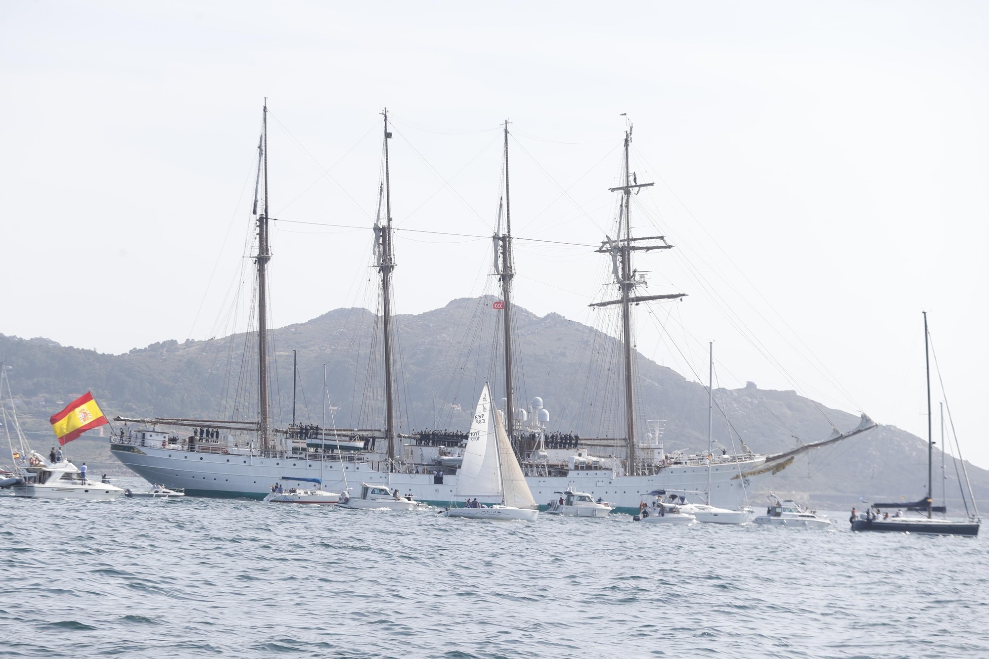 El buque 'Juan Sebastián Elcano' se impone a la niebla en Baiona