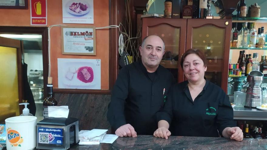 Tito Durán y Mari Carmen Costoya, ayer, en el Bar Andalucía.