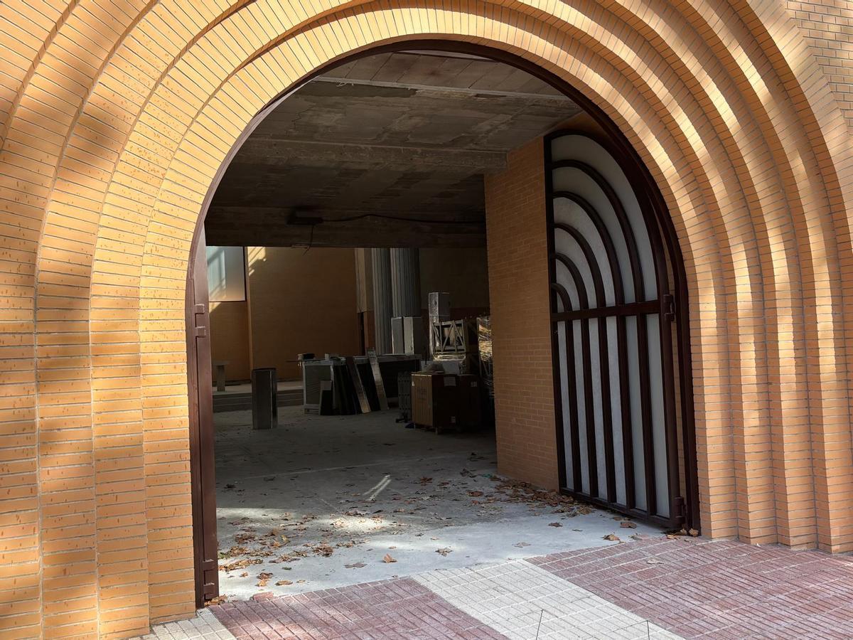 El nuevo templo de San Juan Pablo II en Benicàssim, conocido popularmente como la 'sagrada familia', entra en la recdta final de las obras.