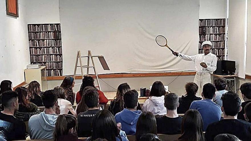 Pompeu Fabra juega al tenis en Manacor