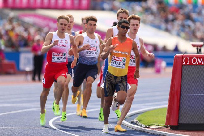 Mohamed Attaoui se cuelga la medalla de bronce en los 800 metros en los Europeos de atletismo