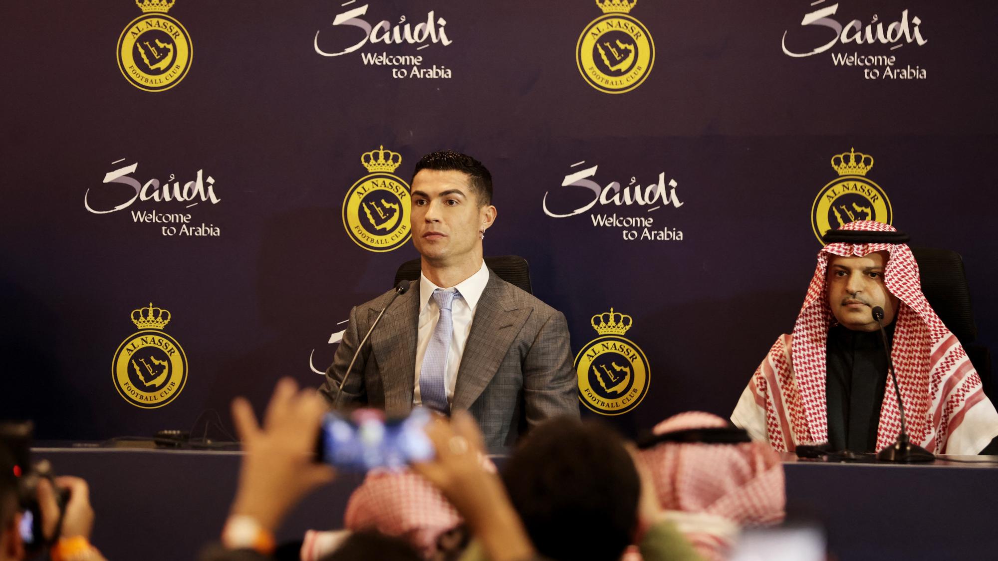 Cristiano Ronaldo acompañado del presidente del Al-Nassr durante su presentación oficial.