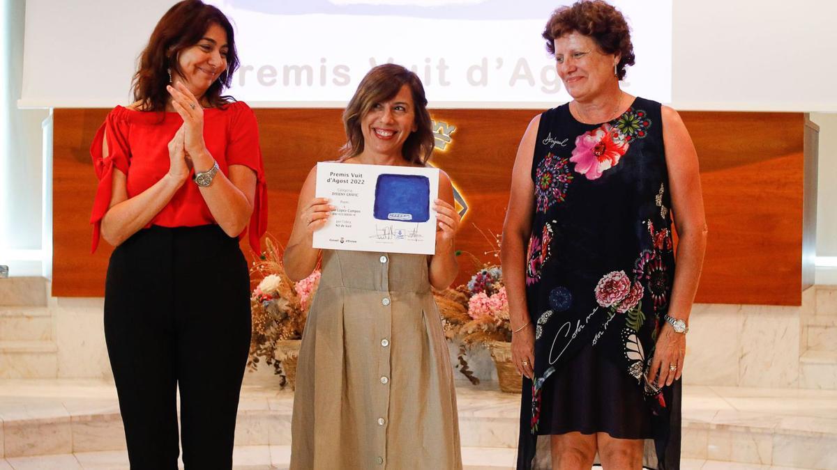 Irene López, feliç amb el diploma que l’acredita com a guanyadora del premi.