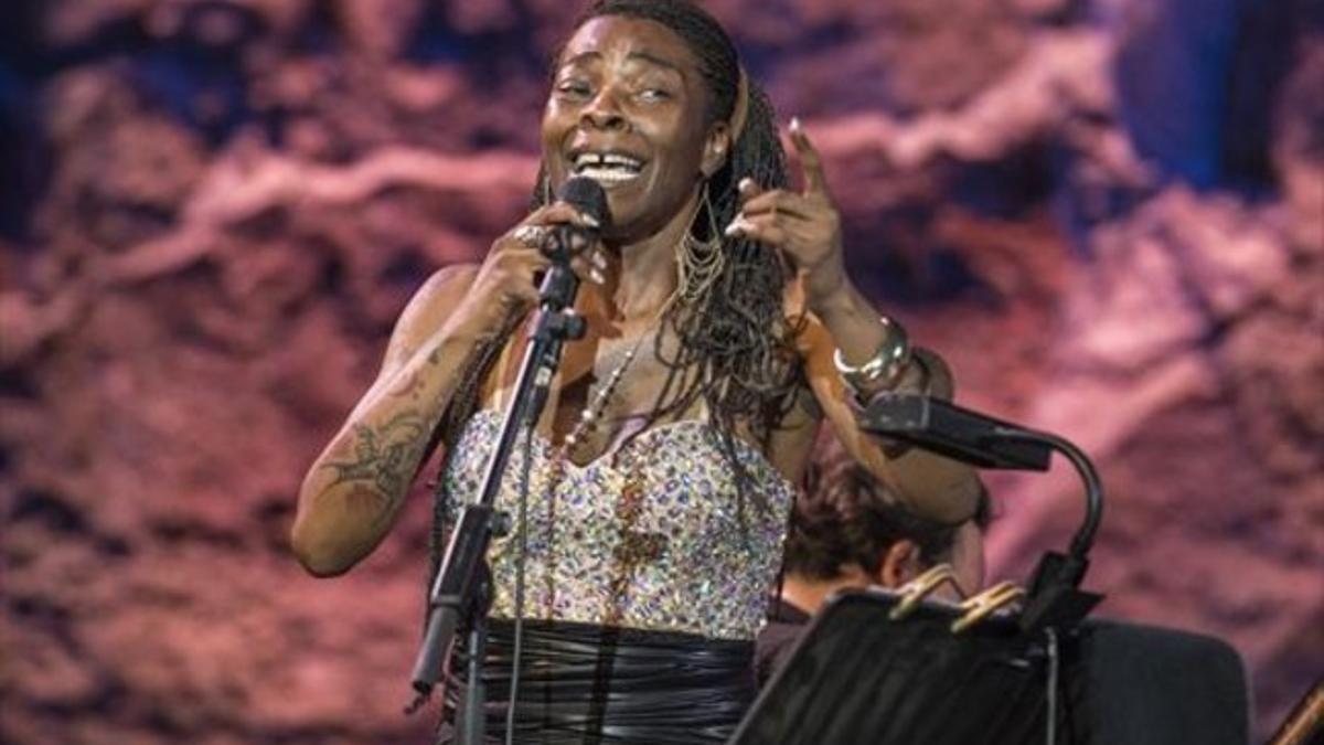 Buika, durante su actuación, la noche del miércoles, en el Grec.