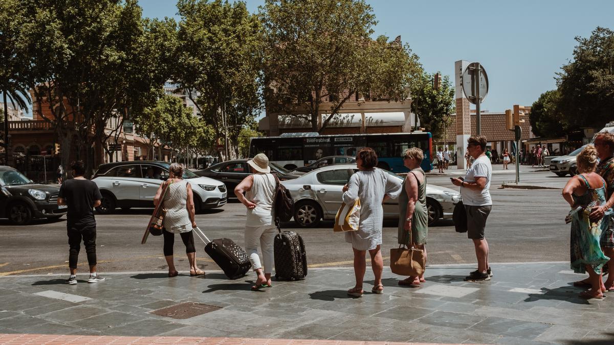 Colas de ciudadanos esperando en la parada de taxis de la Plaza de España