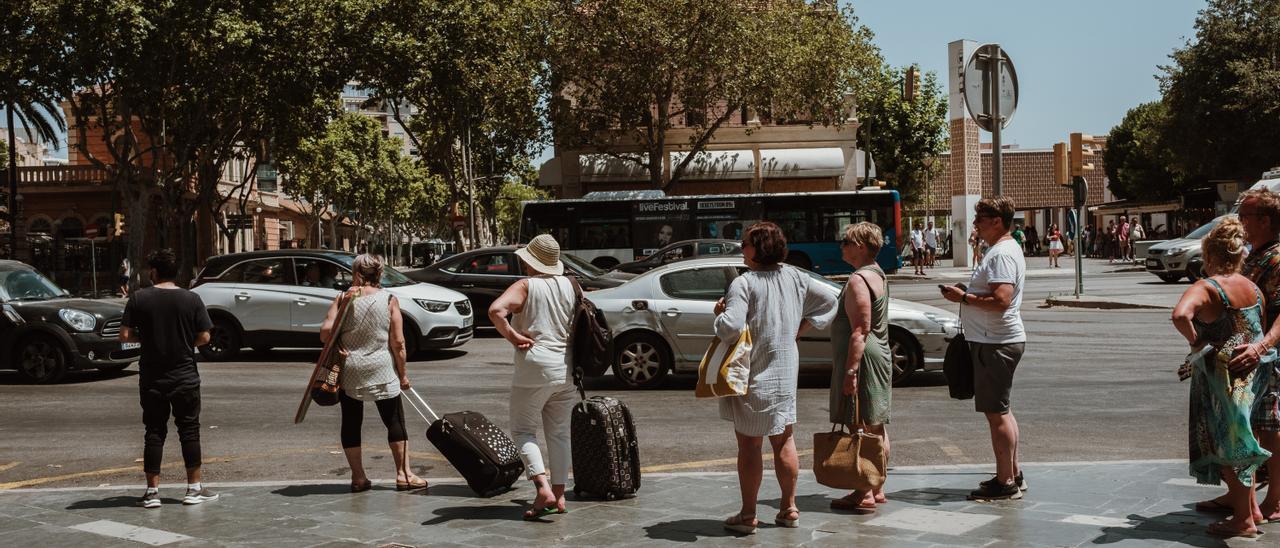Colas de gente esperando taxis en la parada de Plaza España, Palma.