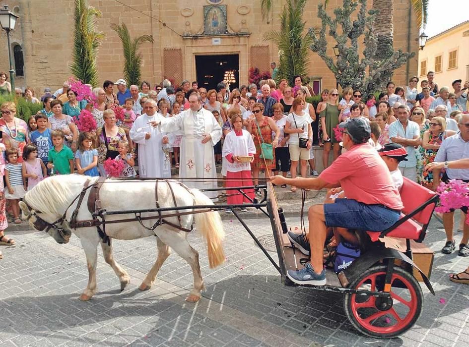 Vistosa ofrenda floral a la Mare de Déu Trobada en Sant Llorenç d’es Cardassar