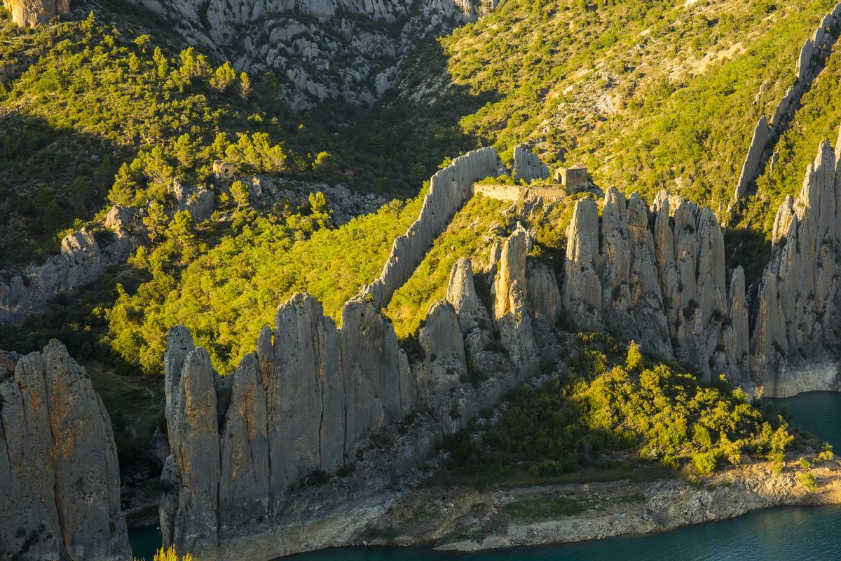 Los restos de la ermita sobre la muralla de Finestres