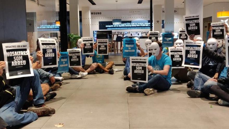 Un moment de l&#039;acció duta a terme a l&#039;oficina de CaixaBank del Passeig