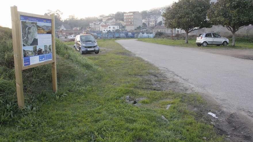 Tramo del paseo sin terminar en el relleno construido con los escombros de las obras de la AP-9. // S.A.