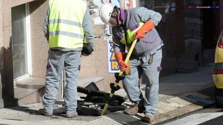 Operarios realizando una reparación en una anterior avería en la red subterránea.