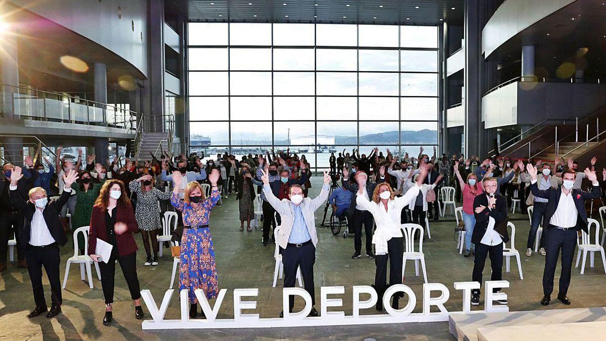 Homenajeados y autoridades, ayer durante la gala celebrada en el Mar de Vigo.