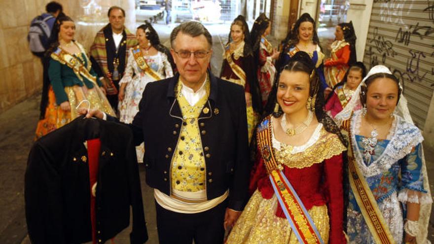 Zárate, junto a su hija y otras falleras de la comisión, muestra su ya aparcado traje negro.