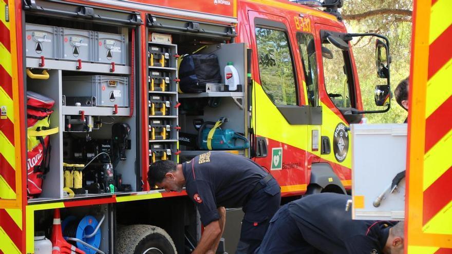 Ampli desplegament per un incendi forestal a Collserola